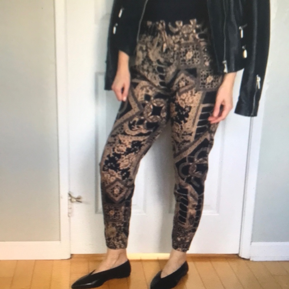 High waisted tapered ankle pants W Versace like print